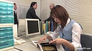 Gadis Jepang bercinta di kantor