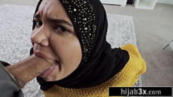 Hot Hijab Mengenakan Saudara Tiri Yang Memakai Hijab Fucks Kakak Tiri Penis Besarnya Untuk Uang (Naudi Nala)