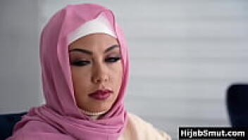 Gadis Arab berjilbab meniup BF-nya yang berkulit putih