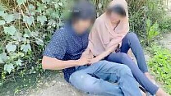 Gadis desi berhijab bercinta di hutan dengan pacarnya