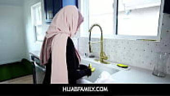 HijabFamily - MILF In Hijab Mengajarkan Saya Lebih Banyak Kacang November