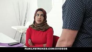 FamilyStrokes - Adik Tiri (Maya Farrel) Belajar Menghisap Penisku di Jilbabnya