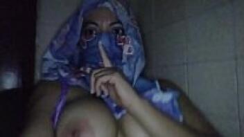 MILF ARAB ASLI DI IBU HIJAB MASTURBASI SEMENTARA SUAMI DI KAMAR LAIN IBU HIJAB ASLI MENYEMPROTKAN VAGINA